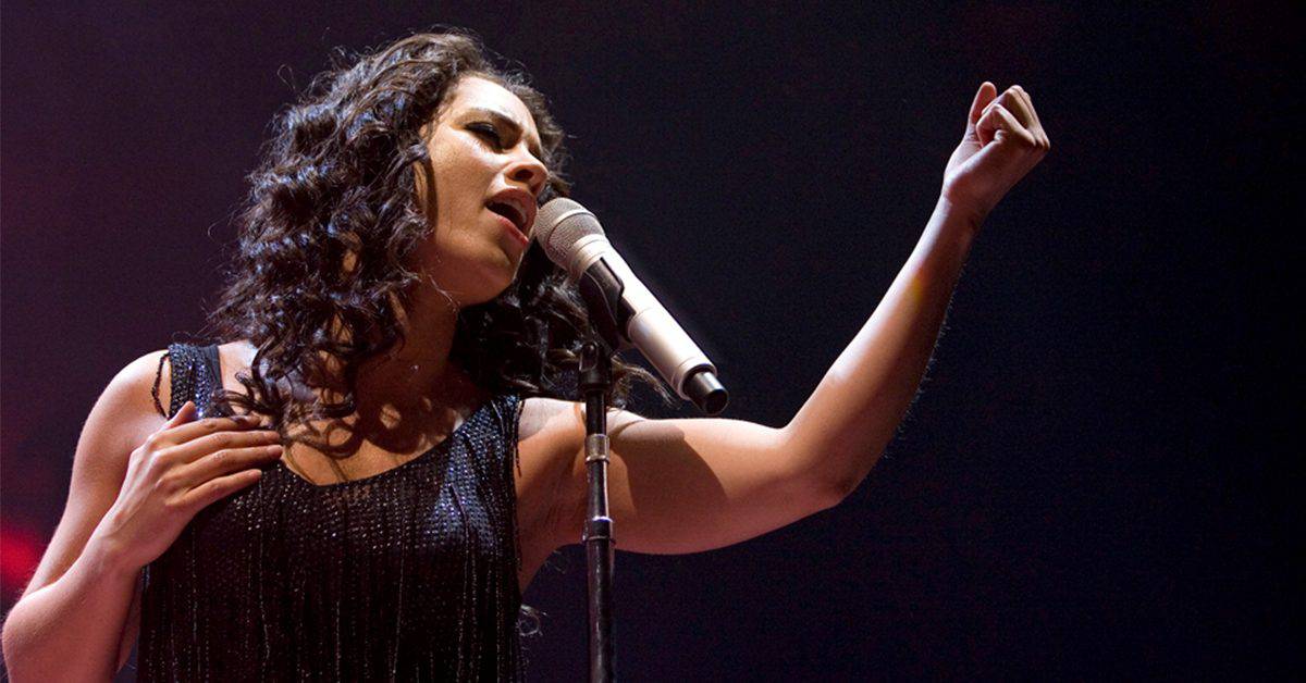 Photo of Alicia Keys singing